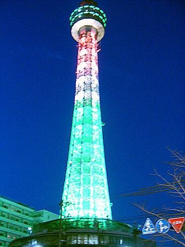 야마시타 공원 초입의 마린타워(Marine Tower) 